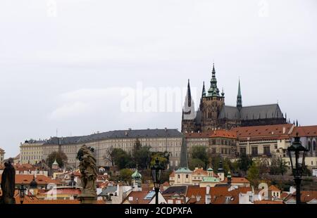 La cathédrale Saint-Vitus s'élève au-dessus des toits médiévaux de Prague Banque D'Images