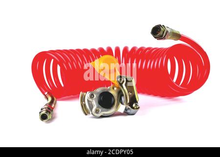 Flexible pneumatique et tête de raccordement d'un PALM Truck pour fournir de l'air comprimé du tracteur à la remorque, arrière-plan blanc Banque D'Images