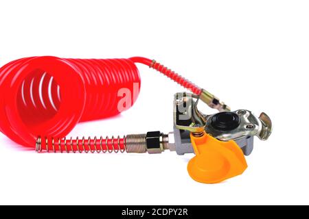 Flexible pneumatique et tête de raccordement d'un PALM Truck pour fournir de l'air comprimé du tracteur à la remorque, arrière-plan blanc Banque D'Images