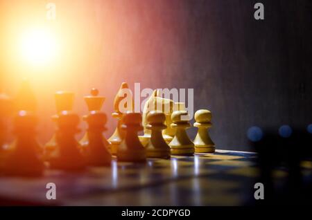 Pièces d'échecs noir et blanc sur un échiquier, pions face l'un à l'autre sur un échiquier, avec un accent sur le gros plan blanc Banque D'Images