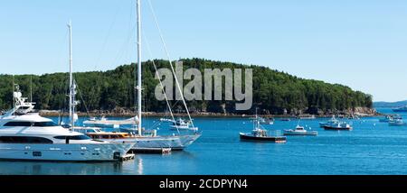 De grands et petits bateaux amarrés et amarrés le dimanche matin à la fin de juillet dans les eaux de Bar Harbor Maine. Banque D'Images