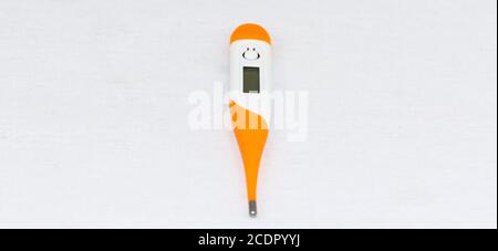 Thermomètre numérique orange et blanc vertical sur fond blanc. Banque D'Images