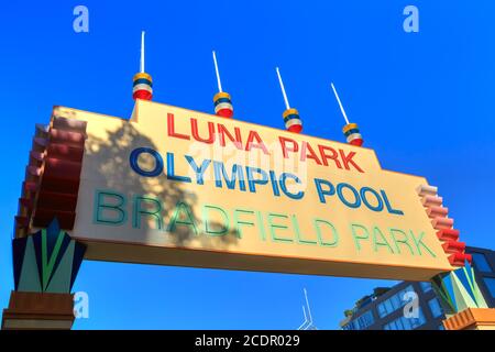 Panneau art déco historique « Luna Park / Olympic Pool / Bradfield Park » à Milsons point, Sydney, Australie. L'original a été érigé en 1935 Banque D'Images