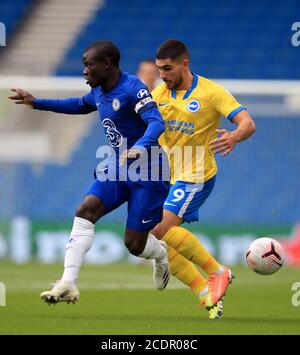 N'Golo Kante de Chelsea (à gauche) et Neal Maupay de Brighton et Hove Albion pendant la période d'avant-saison au stade AMEX de Brighton où jusqu'à 2500 fans ont été autorisés à assister au match après que le gouvernement ait annoncé une nouvelle série d'événements sportifs qui seront utilisés pour piloter le retour des spectateurs en toute sécurité. Banque D'Images