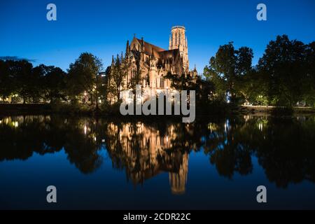 L'église Johannes stuttgart allemagne de nuit. Banque D'Images