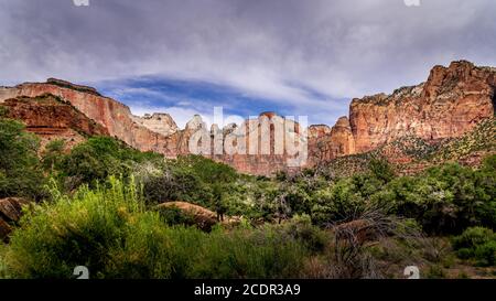 Aube sur Mt. Kinesava et le Temple de l'Ouest dans le parc national de Zion dans l'Utah, USA, au cours d'une randonnée tôt le matin sur la piste de Gardien Banque D'Images