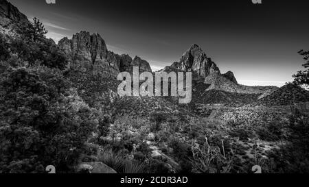 Noir et blanc photo du pic Watchman, des falaises de Bridge Mountain et de grès dans le parc national de Zion dans l'Utah, aux États-Unis Banque D'Images