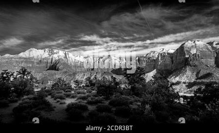 Photo noir et blanc de Mt. Kinesava et le temple de l'Ouest dans le parc national de Zion dans l'Utah, États-Unis, lors d'une randonnée matinale sur le Watchman Trail Banque D'Images