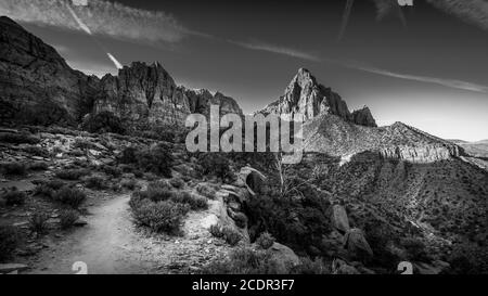 Noir et blanc photo d'atteindre la destination finale du sentier de randonnée Watchman dans le parc national de Zion dans l'Utah, États-Unis lors d'une randonnée au lever du soleil Banque D'Images