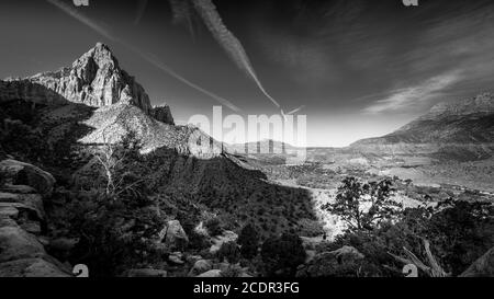 Noir et blanc photo du pic Watchman et de la vallée de la Virgin River dans le parc national de Zion dans l'Utah, États-Unis, lors d'une randonnée sur le sentier Watchman Banque D'Images