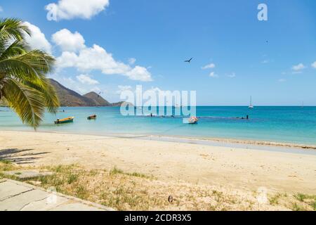 Plage tropicale par beau temps, à gros-Islet, un village de pêcheurs. Apparemment, ce n'était pas une bonne journée pour la pêche car les bateaux sont ancrés. Banque D'Images