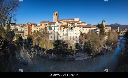 Vue sur la Cividale del Friuli et la rivière Natisone, province d'Udine, Friuli Venezia Giulia, Italie. Belle ville italienne, patrimoine mondial de l'UNESCO. Banque D'Images