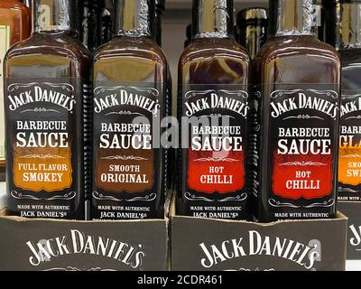 Viersen, Allemagne - août 9. 2020: Vue sur la variété Jack Daniel bouteilles de sauce barbecue dans l'étagère du supermarché allemand Banque D'Images