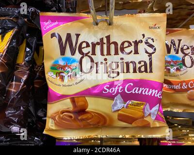 Viersen, Allemagne - août 9. 2020: Vue sur paquet werther's Original echte Candies dans l'étagère du supermarché allemand Banque D'Images