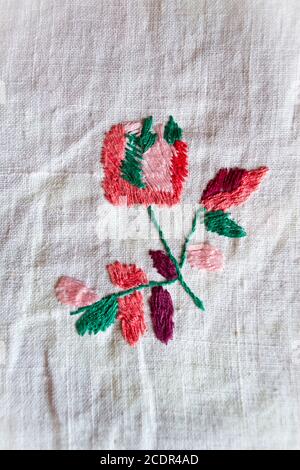 Rose fait main brodée décoration lisse sur tissu blanc, vintage folk broderie en Biélorussie, deuxième moitié du 19 siècle Banque D'Images