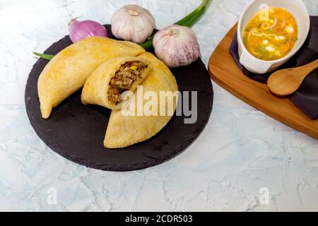 Empanadas colombiennes, cuisine typique de Colombie avec sauce Chili dans une assiette noire. Fait de farine de maïs, remplie de viande ou de poulet Banque D'Images