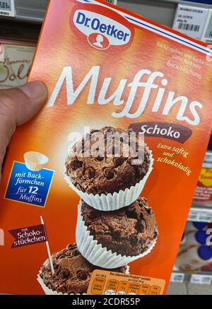 Viersen, Allemagne - juillet 9. 2020: Gros plan de la boîte en carton de main dr. mcmuffins oetker prêt à cuire mélange dans le supermarché allemand Banque D'Images