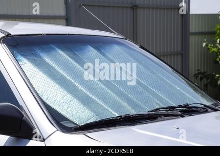 Réflecteur de soleil pare-brise. Protection de la voiture de bord de la lumière directe du soleil. Banque D'Images