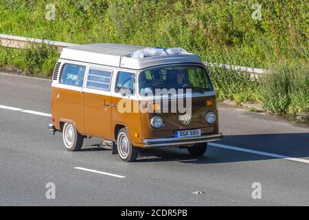 1978 70s soixante-dix BLANC BRUN VW Volkswagen Caravans et Motorhomes, camping-cars sur les routes de Grande-Bretagne, véhicule de loisirs RV, vacances en famille, vacances Caravanette, vacances caravane Touring, 70s conversions de minibus, autohome Vanagon, vie sur la route, dormobile avec fenêtre sur l'autoroute M6, Royaume-Uni Banque D'Images