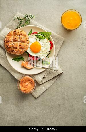 Le petit-déjeuner est servi avec un sandwich aux œufs et au jus d'orange. Délicieux petit déjeuner sain classique. Banque D'Images