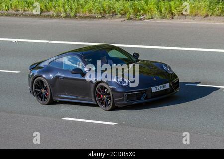 2019 PORSCHE 911 Carrera 4S S-A noir ; véhicules mobiles pour la circulation routière, voitures conduisant des véhicules sur les routes britanniques, moteurs, conduite sur le réseau d'autoroute M6. Banque D'Images