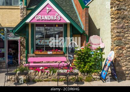 Boutiques dans la ville de Jasper, parc national Jasper, Alberta, Canada. Banque D'Images