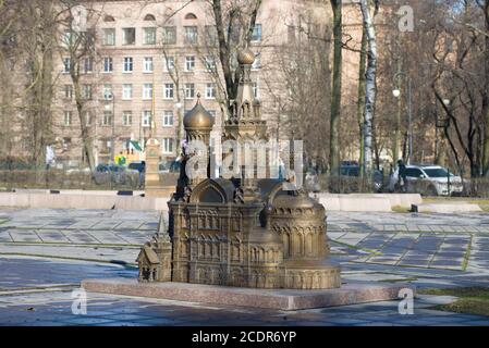 SAINT-PÉTERSBOURG, RUSSIE - 07 AVRIL 2018 : copie de la cathédrale du Sauveur-sur-le-sang le jour du printemps. Fragment de la composition Saint-Pétersbourg en M. Banque D'Images