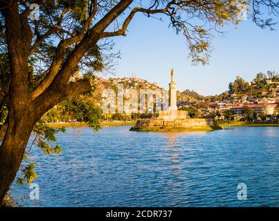 Vue imprenable sur le lac d'Anosy et son Monument aux morts, un monument de construction française aux morts de la première guerre mondiale, Antananarivo, Madagascar Banque D'Images