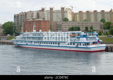 SAINT-PÉTERSBOURG, RUSSIE - 22 JUIN 2018 : bateau de croisière « Alexander Green » au quai de la rivière sur l'avenue Obukhovskoy Oborony Banque D'Images