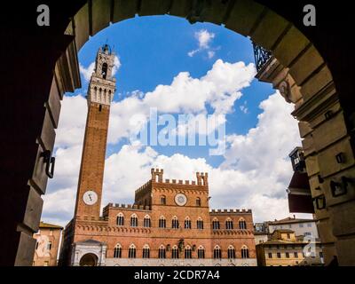 Vue impressionnante sur la place principale de Sienne (Piazza del Campo) et ses monuments les plus célèbres (Palazzo Pubblico et Torre del Mangia), Toscane, Italie Banque D'Images