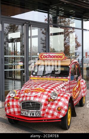 Villefranche sur Saone, France - 16 novembre 2018: 2cv citroën de Tour de France à vélo avec la publicité de Cochonou Banque D'Images