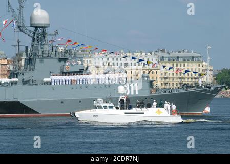SAINT-PÉTERSBOURG, RUSSIE - 29 JUILLET 2018 : le commandement du petit navire anti-sous-marin 'Kazanets' accueille le bateau avec le Président du russe Banque D'Images
