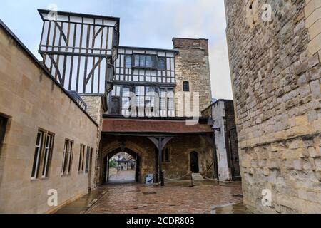 Tour de Londres et ruelle, Palais Royal de sa Majesté et forteresse de la Tour de Londres, château historique sur la Tamise, Londres, Royaume-Uni Banque D'Images