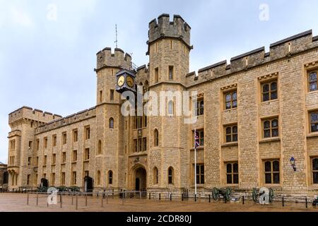 Tour de Londres, casernes de Waterloo et Jewel House, abritant les joyaux de la Couronne britannique, le palais royal de sa Majesté et la forteresse de la Tour de Londres, Royaume-Uni Banque D'Images