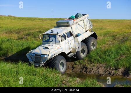 YAMAL, RUSSIE - 22 AOÛT 2018 : un véhicule tout-terrain Trakol traversera la crique dans la toundra par une belle journée d'été Banque D'Images