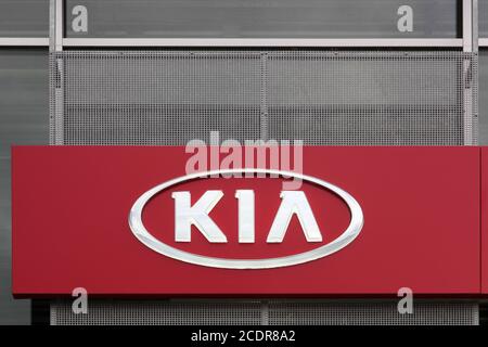 Silkeborg, Danemark - 9 avril 2016 : logo Kia Motors sur un mur d'une concession. Kia est le deuxième constructeur automobile de Corée du Sud Banque D'Images