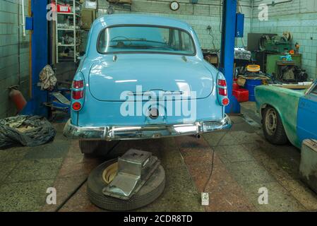 SAINT-PÉTERSBOURG, RUSSIE - 06 AOÛT 2018 : ancien soviétique 'Moskvich-403' dans un service de voiture. Vue arrière Banque D'Images