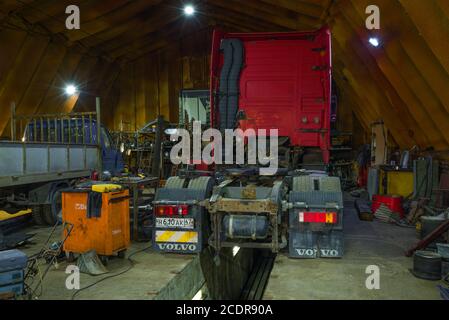 ST. PETERSBOURG, RUSSIE - 04 AOÛT 2019 : tracteur Volvo FH12 en réparation dans le hangar d'un service de fret. Vue arrière Banque D'Images