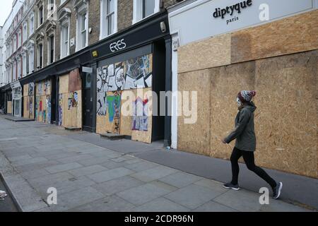 Une propriété à bord près de Westbourne Grove à Notting Hill, dans l'ouest de Londres. Bien que le Carnaval de Notting Hill 2020 soit diffusé en ligne pendant le week-end des fêtes d'août en raison de la pandémie de coronavirus en cours, la marche inaugurale d'un million de personnes doit avoir lieu le dimanche, de Notting Hill à Hyde Park. Banque D'Images