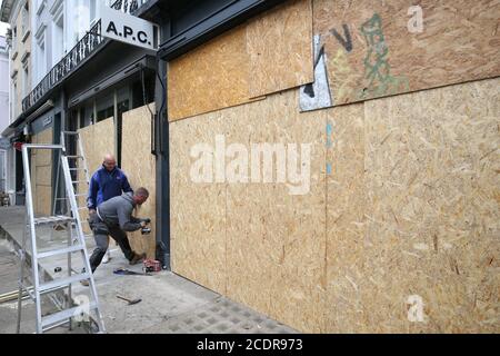 Des planches sont installées dans un établissement près de Westbourne Grove à Notting Hill, dans l'ouest de Londres. Bien que le Carnaval de Notting Hill 2020 soit diffusé en ligne pendant le week-end des fêtes d'août en raison de la pandémie de coronavirus en cours, la marche inaugurale d'un million de personnes doit avoir lieu le dimanche, de Notting Hill à Hyde Park. Banque D'Images