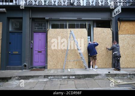 Des planches sont installées dans un établissement près de Westbourne Grove à Notting Hill, dans l'ouest de Londres. Bien que le Carnaval de Notting Hill 2020 soit diffusé en ligne pendant le week-end des fêtes d'août en raison de la pandémie de coronavirus en cours, la marche inaugurale d'un million de personnes doit avoir lieu le dimanche, de Notting Hill à Hyde Park. Banque D'Images