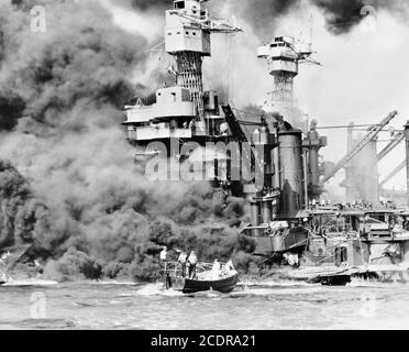 Pearl Harbor 1941. Un petit bateau sauvant un marin de l'USS West Virginia, brûlant en arrière-plan, après l'attaque japonaise sur Pearl Harbor, le 7 décembre 1941. Banque D'Images