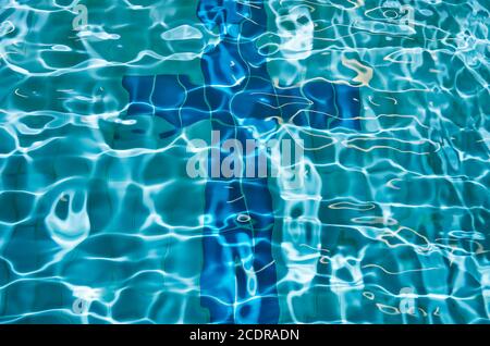 Signe de la croix sur le fond d'une piscine. Banque D'Images