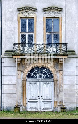 Portail principal d'un manoir en ruine, Ivenack, Mecklembourg Pomerania, Allemagne. Banque D'Images