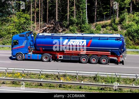 Camion FH intra Volvo avec remorque de silo sur autoroute. Banque D'Images