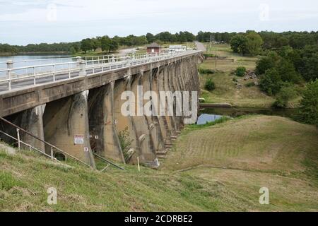 Le lac Shell et le barrage de Shell Lake sont des sites emblématiques et offrent des activités de canotage, de pêche et de vue sur un vieux pont en béton Banque D'Images