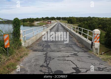 Le lac Shell et le barrage de Shell Lake sont des sites emblématiques et offrent des activités de canotage, de pêche et de vue sur un vieux pont en béton Banque D'Images