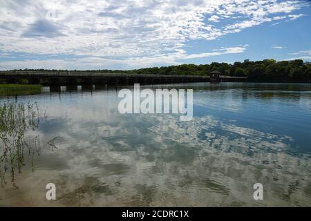 Le lac Shell et le barrage de Shell Lake sont des sites emblématiques et offrent des activités de canotage, de pêche et de vue sur un vieux pont en béton Banque D'Images