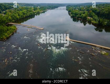 Vue aérienne des forêts et de la rivière de montagne en cristal L'eau claire coule avec la rivière Delaware Pennsylvania USA Banque D'Images