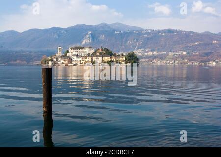 Vue sur l'île de Saint Julio sur le lac d'Orta dans le Piémont, en Italie Banque D'Images